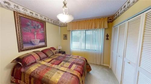 una camera da letto con un letto e un quadro sul muro di Relaxed Florida Living a Sebring Shores
