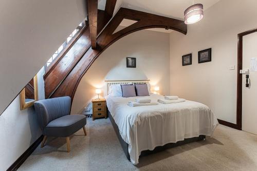 En eller flere senge i et værelse på Spacious Country House Apartment