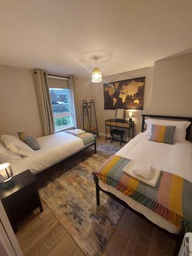 een slaapkamer met twee bedden en een raam bij 1 Carn Dearg in Fort William