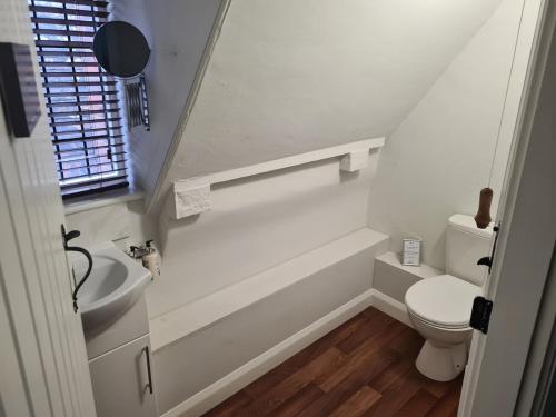 Et badeværelse på Spacious Country House Apartment