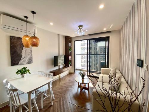 Μια τηλεόραση ή/και κέντρο ψυχαγωγίας στο Modern 1BR with Balcony Park View Hanoi