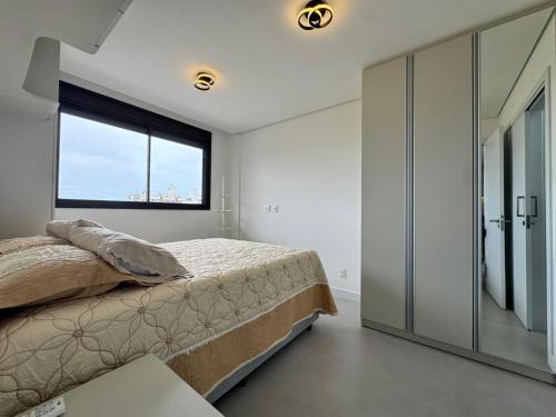 Ένα ή περισσότερα κρεβάτια σε δωμάτιο στο Oásis do Atlântico Home Clube - Apto 307 com vista para o mar na Praia de Palmas