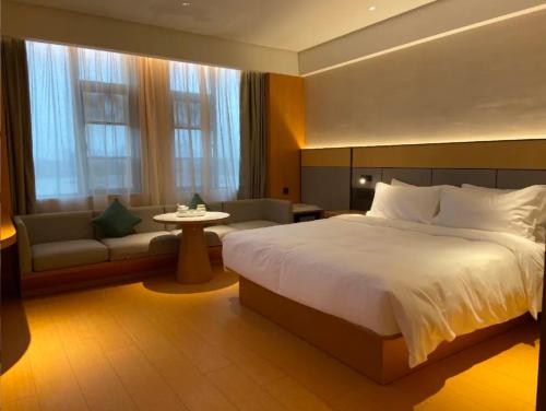 Giường trong phòng chung tại JI Hotel Shanghai University Tacheng Road