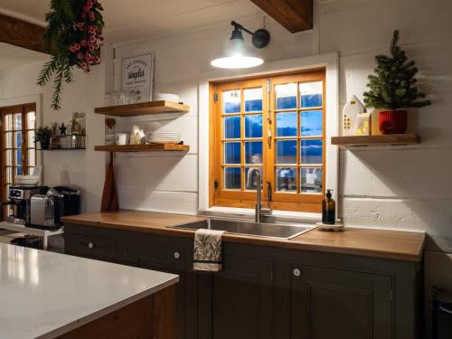 Η κουζίνα ή μικρή κουζίνα στο Quietude by the River - La dependance sur les battures