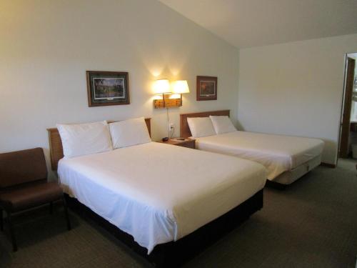 Una cama o camas en una habitación de Dakota Country Inn