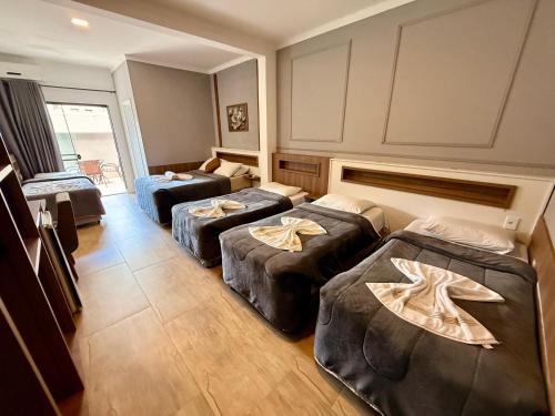 Giường trong phòng chung tại Hotel Estrela do Mar