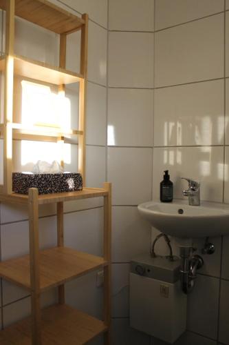 Zimmer im Zentrum mit drei Einzelbetten في بادربورن: حمام مزود بحوض ومِرآة