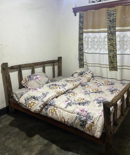 Llit o llits en una habitació de Ikirunga Art Center
