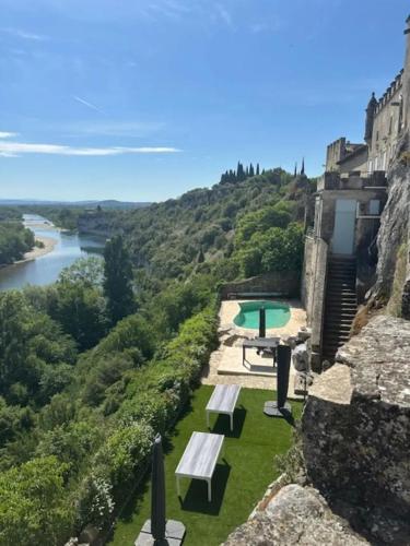 Impressionnant Manoir avec Piscine à Aiguèze, 450 m²