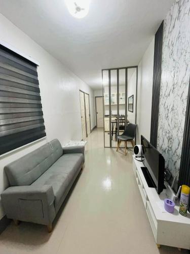 Μια τηλεόραση ή/και κέντρο ψυχαγωγίας στο Nica's place at ORMOC CITY RESIDENCES DEO HOMES