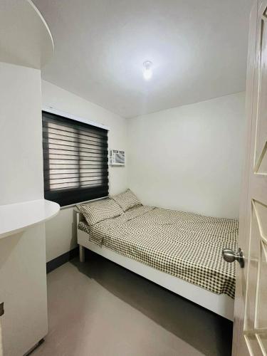 Ένα ή περισσότερα κρεβάτια σε δωμάτιο στο Nica's place at ORMOC CITY RESIDENCES DEO HOMES