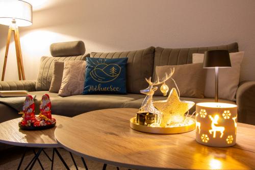 Una sala de estar con una mesa de centro y un sofá en Ferienwohnung Möhnesee - zentral, stilvoll und ruhig mit Balkon und Boxspringbetten, en Möhnesee