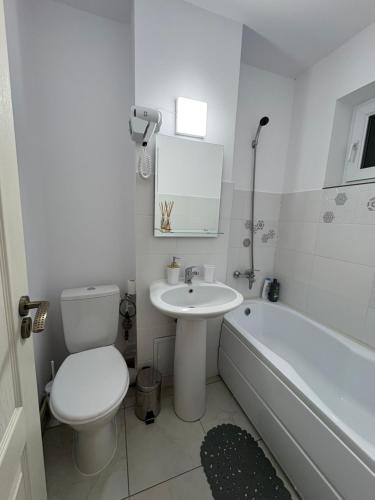 Apartament MARIO في تورك أوكن: حمام مع مرحاض ومغسلة وحوض استحمام