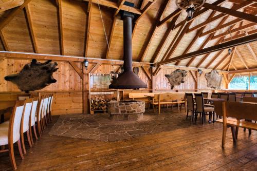 Un restaurante u otro lugar para comer en Hotel Muszyna