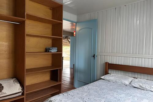 Postel nebo postele na pokoji v ubytování Casa a apenas 150 metros da Praia da Gamboa!