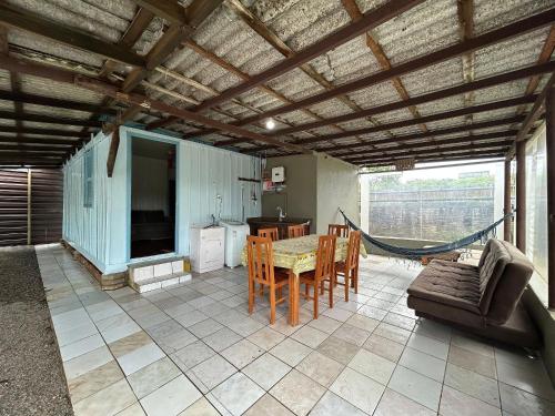 Posezení v ubytování Casa a apenas 150 metros da Praia da Gamboa!