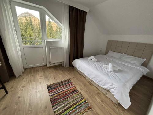 Ein Bett oder Betten in einem Zimmer der Unterkunft La Costel Rânca