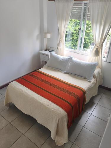 Un dormitorio con una cama grande con ventana. en Altos Jujuy 2, en San Salvador de Jujuy