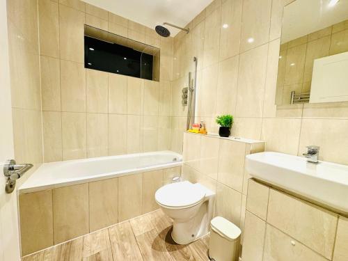 Un baño con inodoro, bañera y lavabo. en Lux 2 Bedroom Flat Central Brentwood slp 8 Guests, en Brentwood
