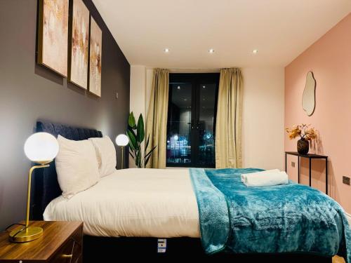 Un dormitorio con una cama con una manta azul encima. en Lux 2 Bedroom Flat Central Brentwood slp 8 Guests, en Brentwood