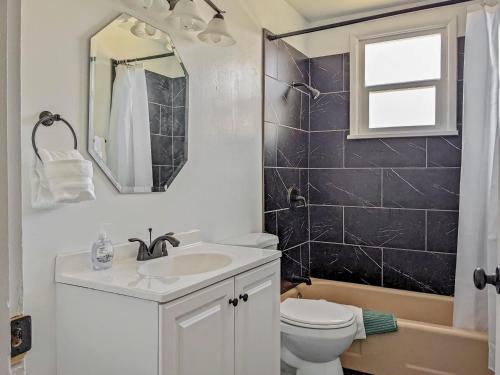 Koupelna v ubytování Climber's Paradise, Venture Base Unit 6