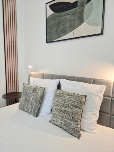 La longère du Moulin, logement T2 indépendant tout équipé avec cuisine, parking individuel avec portail, salon de jardin, belle grande chambre