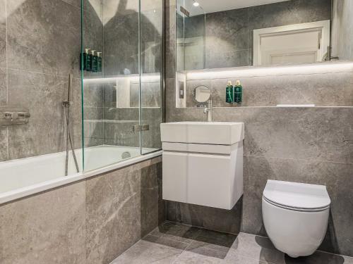 een badkamer met toilet, douche en wastafel bij Westland Lodge in Brookmans Park