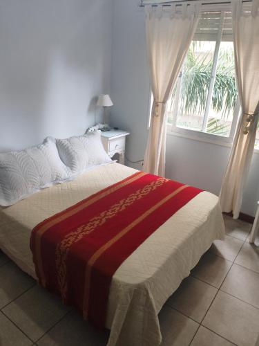 Un dormitorio con una cama grande con ventana. en Altos Jujuy 2, en San Salvador de Jujuy