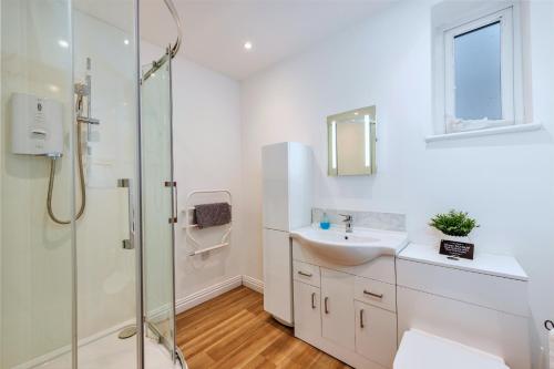 Finest Retreats - North View Annexe في Gilsland: حمام أبيض مع حوض ودش