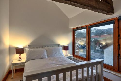 Ένα ή περισσότερα κρεβάτια σε δωμάτιο στο Finest Retreats - Ivy Cottage, Great Houndbeare Farm