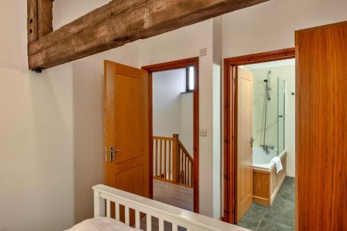 Ένα μπάνιο στο Finest Retreats - Ivy Cottage, Great Houndbeare Farm