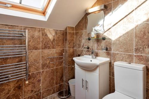 Ένα μπάνιο στο Finest Retreats - Cob Barn, Great Houndbeare Farm