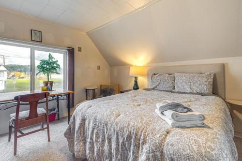 En eller flere senge i et værelse på Walkable Home in Hoquiam! Olympic Peninsula Base