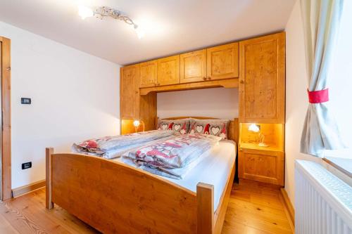 Ένα ή περισσότερα κρεβάτια σε δωμάτιο στο Ospitalità Diffusa Laste Dolomites - Cèsa Murer