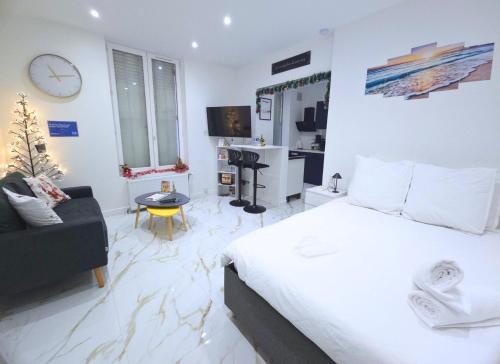 Ένα ή περισσότερα κρεβάτια σε δωμάτιο στο Ô Sacrée Détente de Reims -Spa privatif - Proche de la gare & centre ville