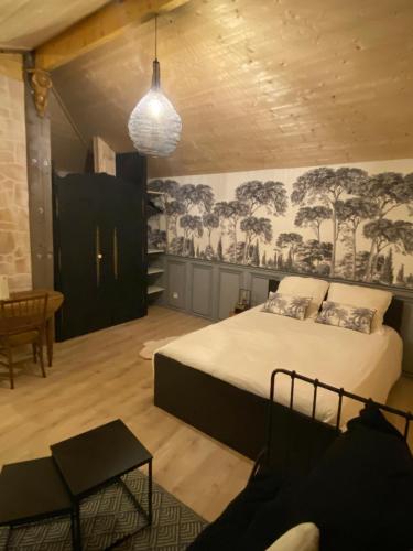 - une chambre avec un lit et un mur arboré dans l'établissement La Belle Vie La, à Saintry-sur-Seine