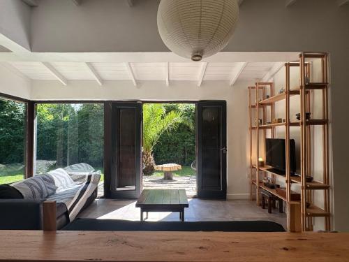 a living room with a couch and a table at Ruca Tenglo in Mar del Plata
