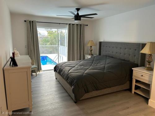 Ένα ή περισσότερα κρεβάτια σε δωμάτιο στο Fabulous private villa walking distance to the beach