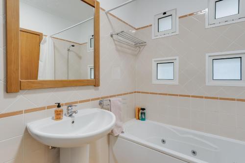 Camara de Lobos Apt by Holiday Rental Madeira