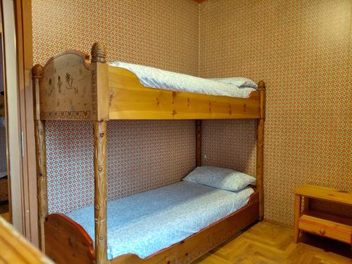 Bormio 5 villa في بورميو: غرفة نوم بها سريرين بطابقين في الغرفة