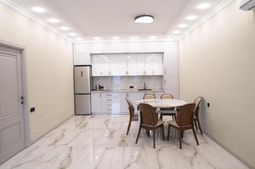 Una cocina o cocineta en Santorini Villa with pool near airport