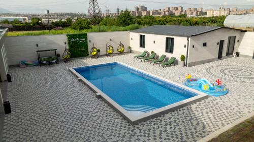 La alberca dentro o cerca de Santorini Villa with pool near airport