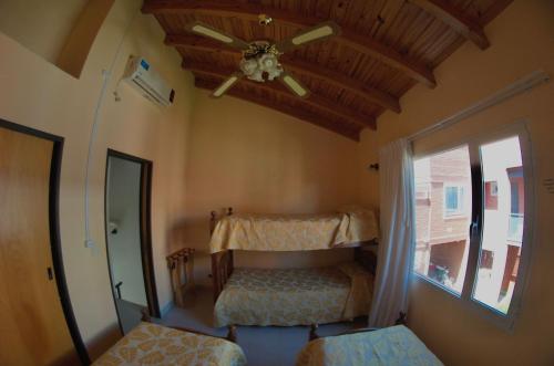 Giường trong phòng chung tại Complejo Althea