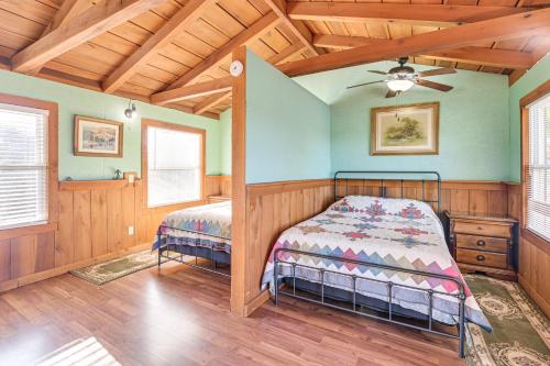 Peaceful Mountain Cabin with Views in Williamsburg في ويليامزبرغ: غرفة نوم بها سرير ومروحة سقف