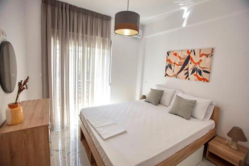 Кровать или кровати в номере ORFEAS & NIOVI suites AXD