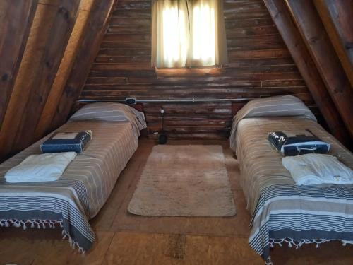 QuehuéLa Morena的小木屋内带三张床的房间