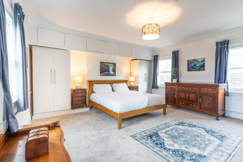 En eller flere senge i et værelse på Central Stamford Apartment - Very Spacious