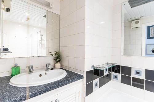 Et badeværelse på Central Stamford Apartment - Very Spacious