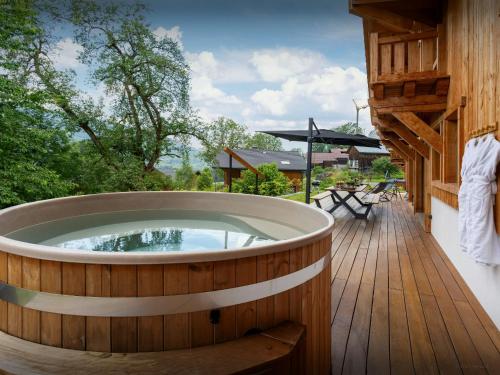 een hot tub op een houten terras bij Chalet Lezopau - OVO Network in Samoëns