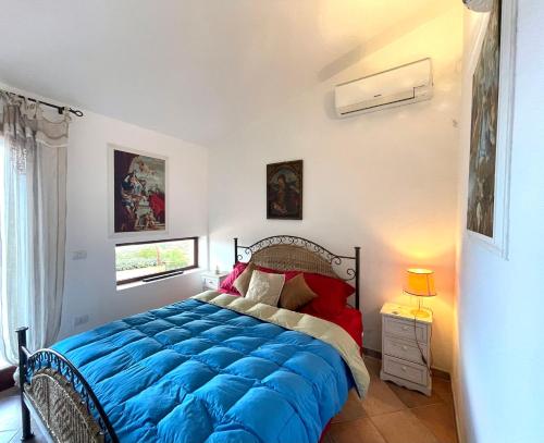 Un pat sau paturi într-o cameră la Villa La Dolce Vista & Jacuzzi